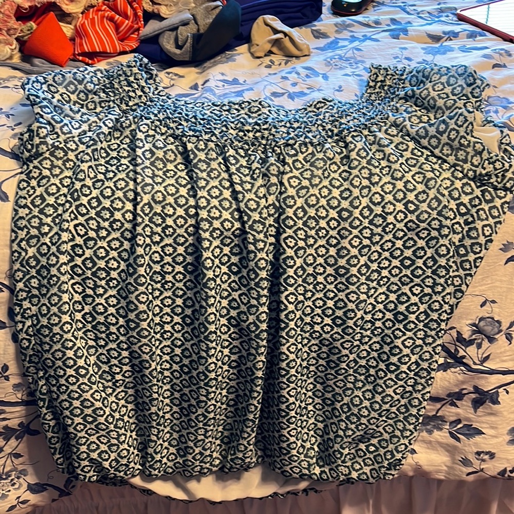 Blouse. Fitted bottom